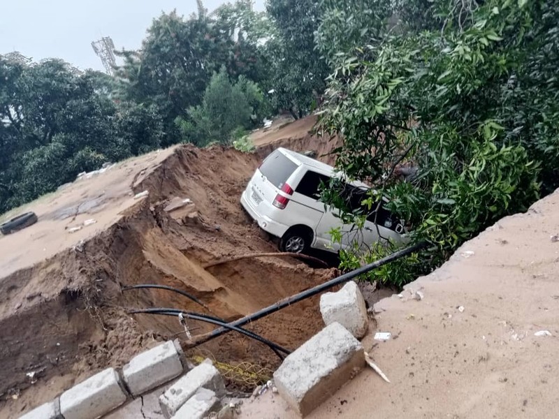 Banjir melanda Ibu Kota Republik Demokratik Kongo, Kinshasa. Banjir ini merupakan yang terburuk dalam beberapa tahun karena menewaskan 55 orang. (REUTERS/STRINGER) Banjir melanda Ibu Kota Republik Demokratik Kongo, Kinshasa. Banjir ini merupakan yang terburuk dalam beberapa tahun karena menewaskan 55 orang. (REUTERS/STRINGER)