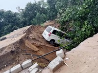 Banjir Ngeri Guncang Kongo: Jalan Terbelah, Mobil Nyungsep