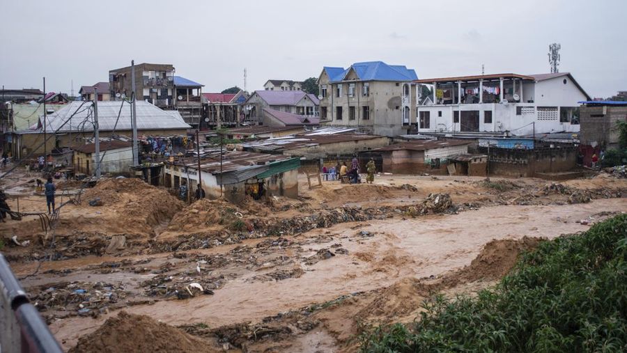 Banjir melanda Ibu Kota Republik Demokratik Kongo, Kinshasa. Banjir ini merupakan yang terburuk dalam beberapa tahun karena menewaskan 55 orang. (REUTERS/STRINGER)