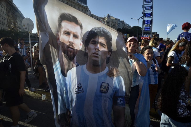 Fans Argentina merayakan setelah pertandingan di Obelisk saat Argentina melaju ke final. (REUTERS/AGUSTIN MARCARIAN) Fans Argentina merayakan setelah pertandingan di Obelisk saat Argentina melaju ke final. (REUTERS/AGUSTIN MARCARIAN)