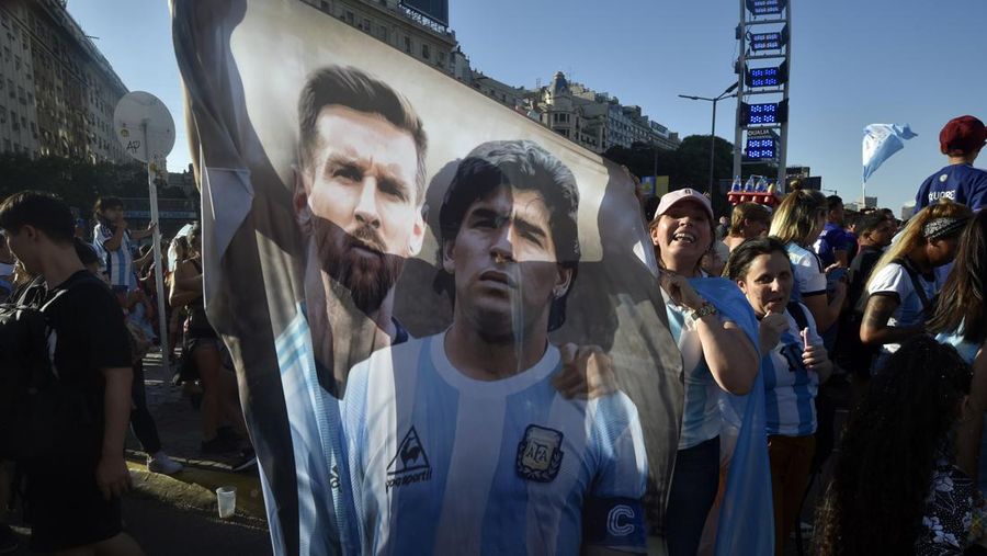 Fans Argentina merayakan setelah pertandingan di Obelisk saat Argentina melaju ke final. (REUTERS/AGUSTIN MARCARIAN)