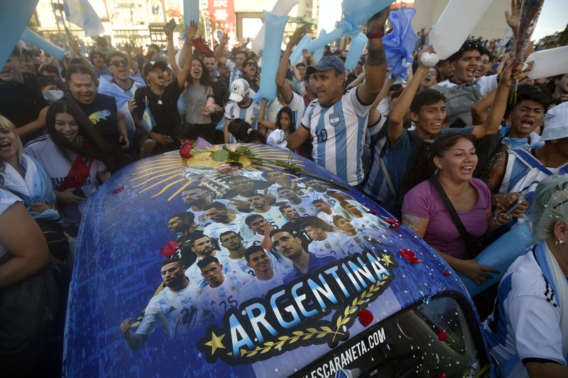 Fans Argentina merayakan setelah pertandingan di Obelisk saat Argentina melaju ke final. (REUTERS/AGUSTIN MARCARIAN) Fans Argentina merayakan setelah pertandingan di Obelisk saat Argentina melaju ke final. (REUTERS/AGUSTIN MARCARIAN)