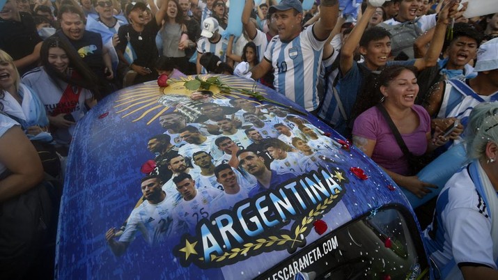 Fans Argentina merayakan kemenangan setelah pertandingan di Obelisk saat Argentina melaju ke final. (AP/Gustavo Garello) Fans Argentina merayakan kemenangan setelah pertandingan di Obelisk saat Argentina melaju ke final. (AP/Gustavo Garello)