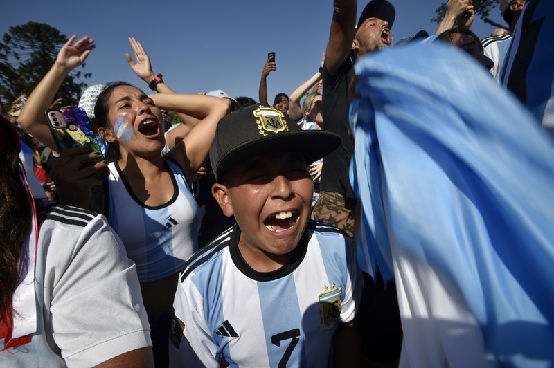 Fans Argentina merayakan setelah pertandingan di Obelisk saat Argentina melaju ke final. (REUTERS/AGUSTIN MARCARIAN) Fans Argentina merayakan setelah pertandingan di Obelisk saat Argentina melaju ke final. (REUTERS/AGUSTIN MARCARIAN)
