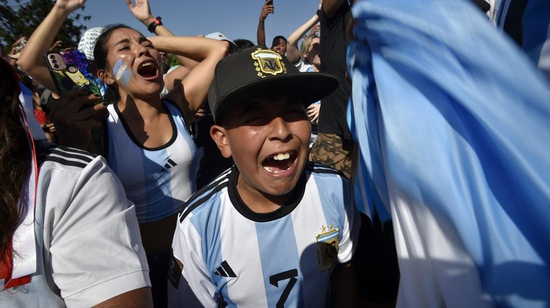 Fans Argentina merayakan setelah pertandingan di Obelisk saat Argentina melaju ke final. (REUTERS/AGUSTIN MARCARIAN)