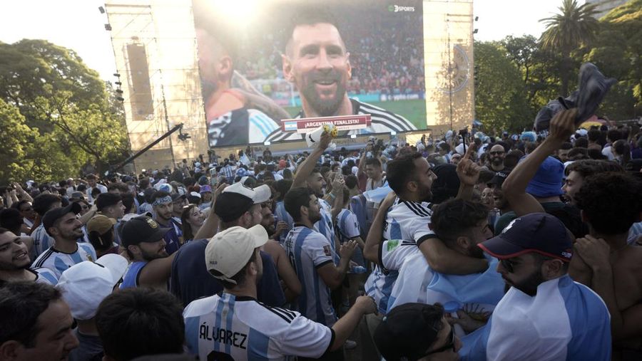 Fans Argentina merayakan setelah pertandingan di Obelisk saat Argentina melaju ke final. (REUTERS/AGUSTIN MARCARIAN)
