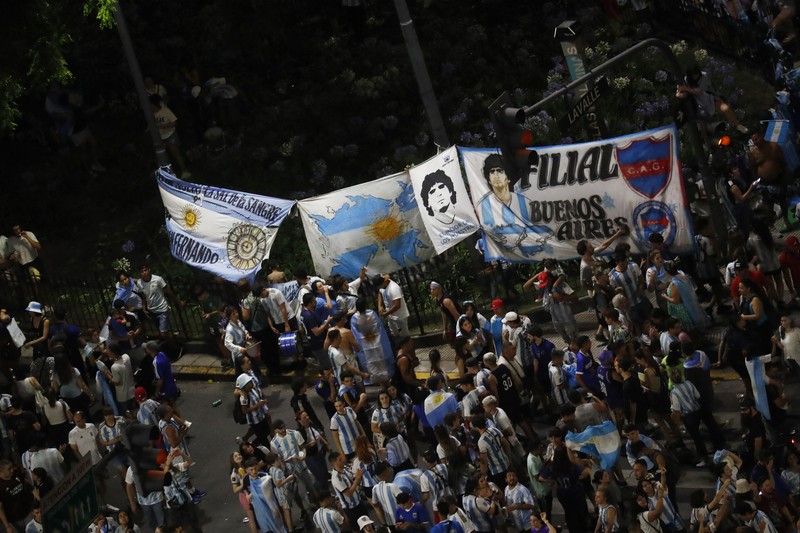 Fans Argentina merayakan setelah pertandingan di Obelisk saat Argentina melaju ke final. (REUTERS/AGUSTIN MARCARIAN) Fans Argentina merayakan setelah pertandingan di Obelisk saat Argentina melaju ke final. (REUTERS/AGUSTIN MARCARIAN)
