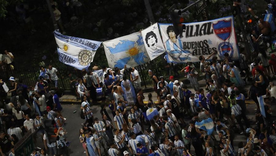 Fans Argentina merayakan setelah pertandingan di Obelisk saat Argentina melaju ke final. (REUTERS/AGUSTIN MARCARIAN)