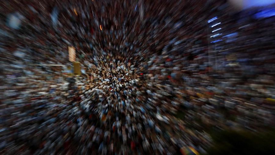 Fans Argentina merayakan setelah pertandingan di Obelisk saat Argentina melaju ke final. (REUTERS/AGUSTIN MARCARIAN)