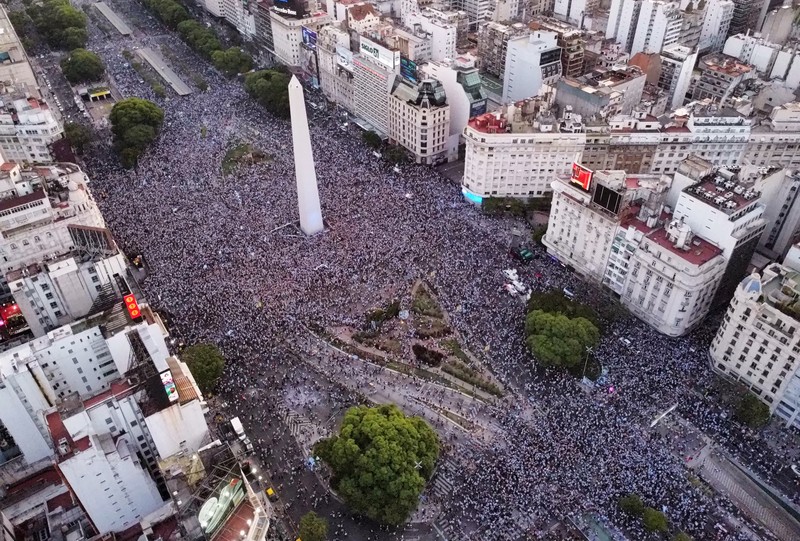 Fans Argentina merayakan setelah pertandingan di Obelisk saat Argentina melaju ke final. (REUTERS/AGUSTIN MARCARIAN) Fans Argentina merayakan setelah pertandingan di Obelisk saat Argentina melaju ke final. (REUTERS/AGUSTIN MARCARIAN)