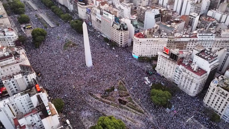 Fans Argentina merayakan setelah pertandingan di Obelisk saat Argentina melaju ke final. (REUTERS/AGUSTIN MARCARIAN)