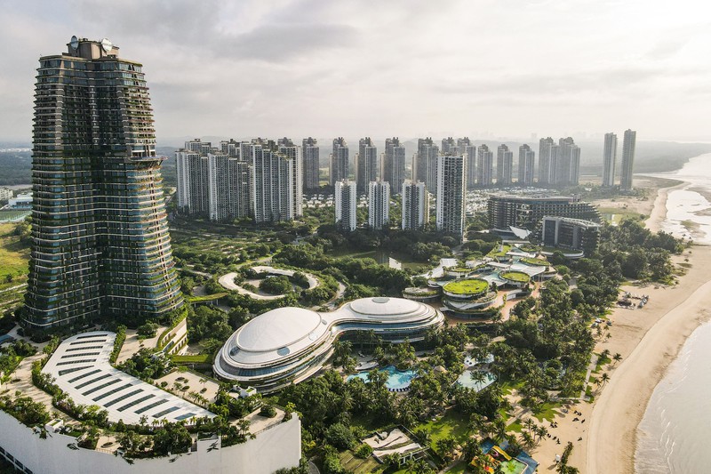 Pemandangan umum kondominium di Forest City, proyek pembangunan yang diluncurkan di bawah Inisiatif Sabuk dan Jalan China, terlihat di Gelang Patah di negara bagian Johor Malaysia pada 14 Juni 2022. (MOHD RASFAN/AFP via Getty Images)