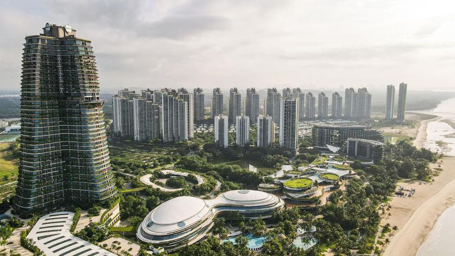 Foto udara yang diambil pada 16 Juni 2022 ini menunjukkan pemandangan umum Menara Carnelian (kiri) dan kondominium di Forest City, sebuah proyek pengembangan yang diluncurkan di bawah Inisiatif Sabuk dan Jalan China, di Gelang Patah di negara bagian Johor, Malaysia. (AFP via Getty Images/MOHD RASFAN)