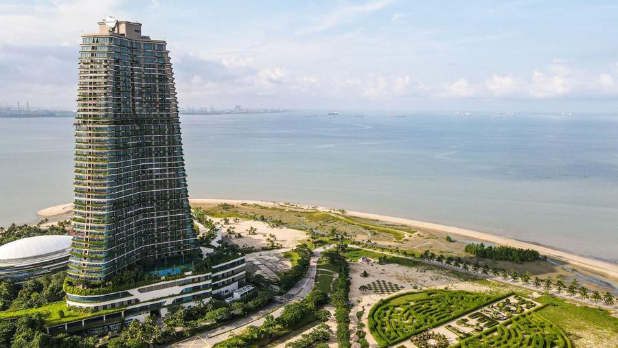 Foto udara yang diambil pada 16 Juni 2022 ini menunjukkan pemandangan umum Menara Carnelian (kiri) dan kondominium di Forest City, sebuah proyek pengembangan yang diluncurkan di bawah Inisiatif Sabuk dan Jalan China, di Gelang Patah di negara bagian Johor, Malaysia. (AFP via Getty Images/MOHD RASFAN)