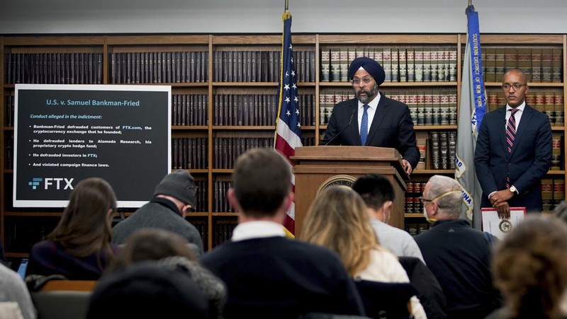 Sam Bankman-Fried, yang mendirikan dan memimpin FTX sampai krisis likuiditas memaksa pertukaran cryptocurrency untuk menyatakan kebangkrutan, dikawal keluar dari gedung Pengadilan Magistrate setelah penangkapannya, di Nassau, Bahamas 13 Desember 2022. (REUTERS/DANTE CARRER)