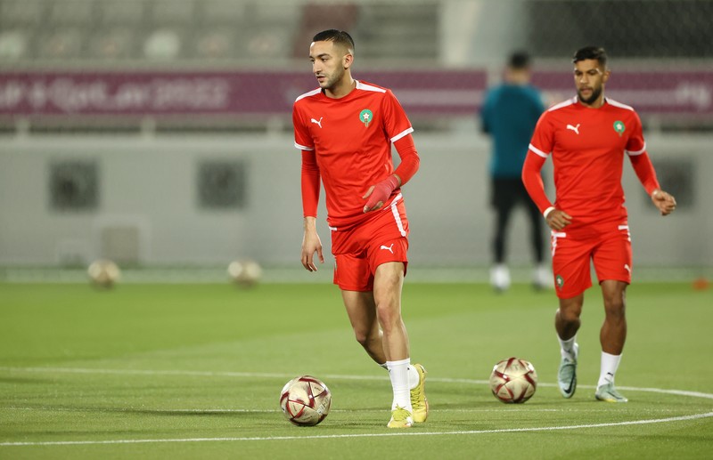 Kylian Mbappe dari Prancis mengoper bola saat Matteo Guendouzi bereaksi selama Sesi Latihan Prancis di Al Sadd SC pada 13 Desember 2022 di Doha, Qatar. (Mohamed Farag/Getty Images)