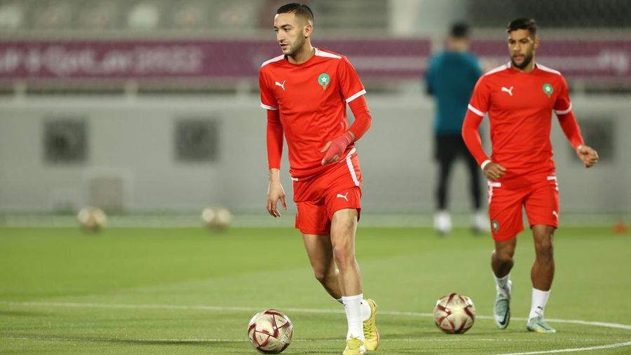 Hakim Ziyech dari Maroko mengontrol bola selama Sesi Latihan Maroko di Stadion Al Duhail SC pada 13 Desember 2022 di Doha, Qatar. (Robert Cianflone/Getty Images)