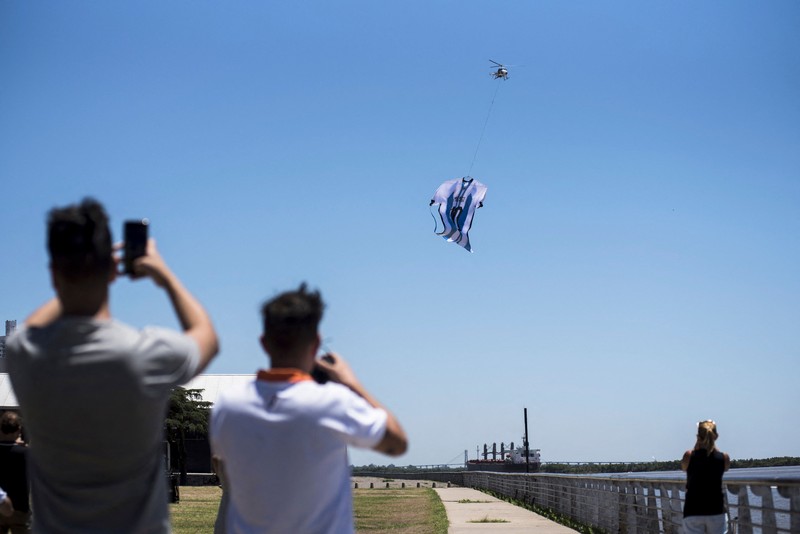Helikopter membawa t-shirt raksasa penyerang Argentina Lionel Messi di atas Rosario, Argentina, pada 13 Desember 2022, sebelum pertandingan sepak bola semifinal Piala Dunia Qatar 2022 antara Argentina dan Kroasia. (AFP via Getty Images/STR) Helikopter membawa t-shirt raksasa penyerang Argentina Lionel Messi di atas Rosario, Argentina, pada 13 Desember 2022, sebelum pertandingan sepak bola semifinal Piala Dunia Qatar 2022 antara Argentina dan Kroasia. (AFP via Getty Images/STR)