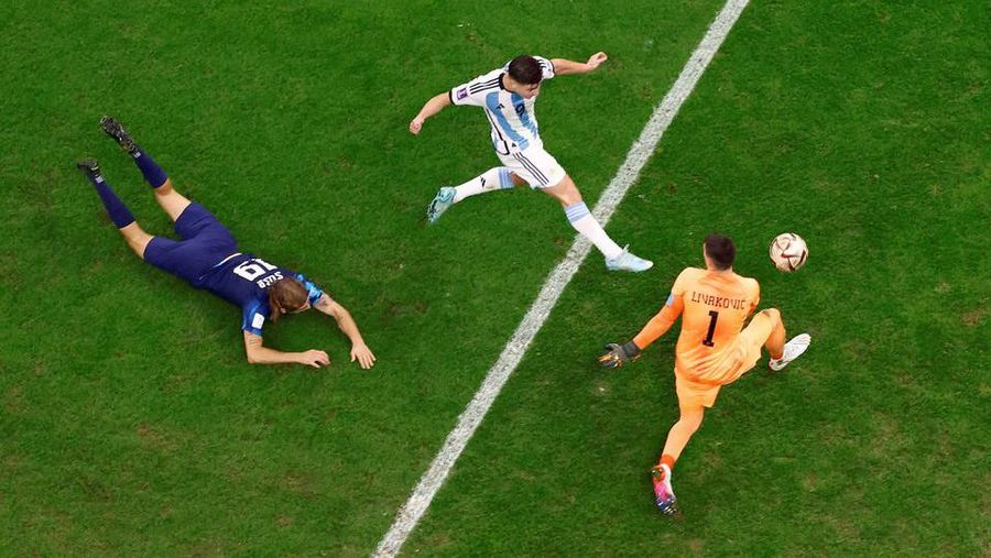 Julian Alvarez mencetak gol ke Kroasia