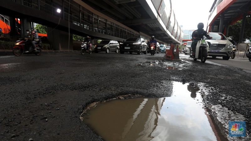 Kendaraan melintasi jalan yang rusak di kawasan HR. Rasuna Said, Kuningan, Jakarta Selatan, Rabu (14/12/2022). Sudah lama jalanan di kawasan ini berlubang dan membahayakan pengendara saat melintasinya. Kendaraan melintasi jalan yang rusak di kawasan HR. Rasuna Said, Kuningan, Jakarta Selatan, Rabu (14/12/2022). Sudah lama jalanan di kawasan ini berlubang dan membahayakan pengendara saat melintasinya. (CNBC Indonesia/Andrean Kristianto)