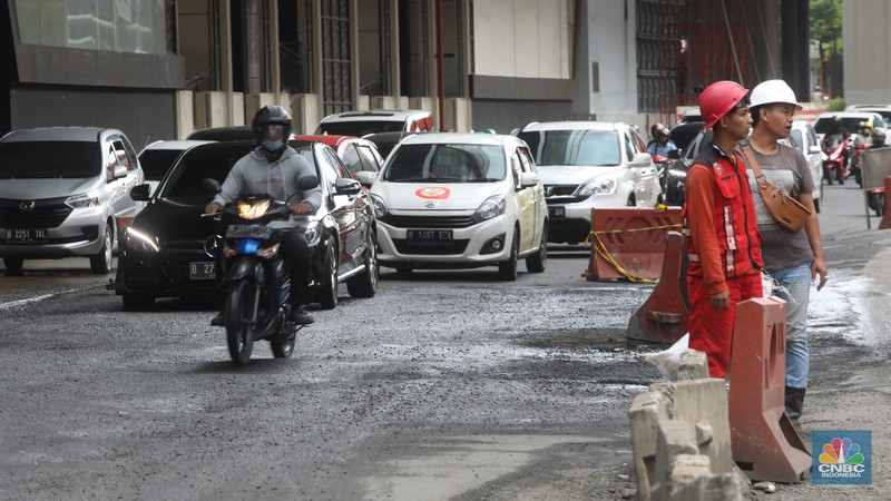 Kendaraan melintasi jalan yang rusak di kawasan HR. Rasuna Said, Kuningan, Jakarta Selatan, Rabu (14/12/2022). Sudah lama jalanan di kawasan ini berlubang dan membahayakan pengendara saat melintasinya. (CNBC Indonesia/Andrean Kristianto)