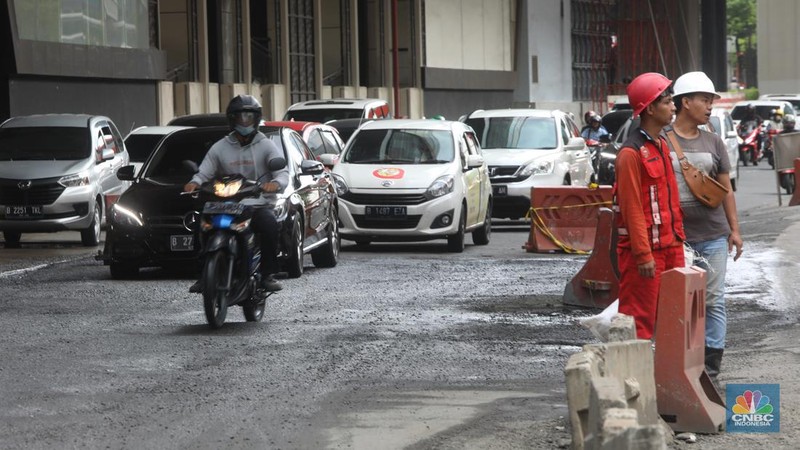 Kendaraan melintasi jalan yang rusak di kawasan HR. Rasuna Said, Kuningan, Jakarta Selatan, Rabu (14/12/2022). Sudah lama jalanan di kawasan ini berlubang dan membahayakan pengendara saat melintasinya. (CNBC Indonesia/Andrean Kristianto)