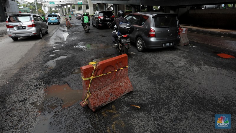 Kendaraan melintasi jalan yang rusak di kawasan HR. Rasuna Said, Kuningan, Jakarta Selatan, Rabu (14/12/2022). Sudah lama jalanan di kawasan ini berlubang dan membahayakan pengendara saat melintasinya. Kendaraan melintasi jalan yang rusak di kawasan HR. Rasuna Said, Kuningan, Jakarta Selatan, Rabu (14/12/2022). Sudah lama jalanan di kawasan ini berlubang dan membahayakan pengendara saat melintasinya. (CNBC Indonesia/Andrean Kristianto)