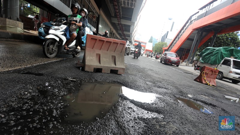 Kendaraan melintasi jalan yang rusak di kawasan HR. Rasuna Said, Kuningan, Jakarta Selatan, Rabu (14/12/2022). Sudah lama jalanan di kawasan ini berlubang dan membahayakan pengendara saat melintasinya. Kendaraan melintasi jalan yang rusak di kawasan HR. Rasuna Said, Kuningan, Jakarta Selatan, Rabu (14/12/2022). Sudah lama jalanan di kawasan ini berlubang dan membahayakan pengendara saat melintasinya. (CNBC Indonesia/Andrean Kristianto)