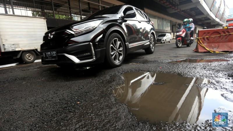 Kendaraan melintasi jalan yang rusak di kawasan HR. Rasuna Said, Kuningan, Jakarta Selatan, Rabu (14/12/2022). Sudah lama jalanan di kawasan ini berlubang dan membahayakan pengendara saat melintasinya. Kendaraan melintasi jalan yang rusak di kawasan HR. Rasuna Said, Kuningan, Jakarta Selatan, Rabu (14/12/2022). Sudah lama jalanan di kawasan ini berlubang dan membahayakan pengendara saat melintasinya. (CNBC Indonesia/Andrean Kristianto)