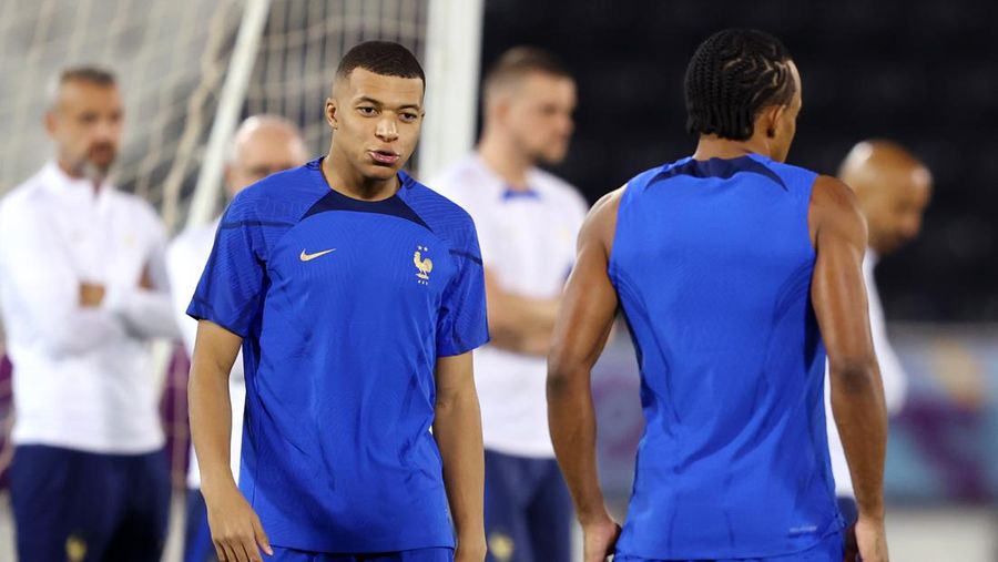 Kylian Mbappe dari Prancis bereaksi selama Sesi Pelatihan Prancis di Al Sadd SC pada 13 Desember 2022 di Doha, Qatar. (Mohamed Farag/Getty Images)
