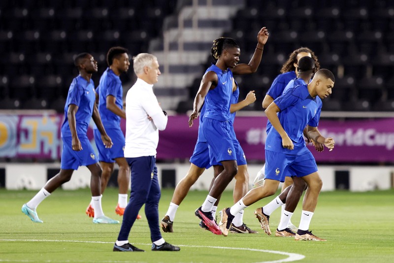 Kylian Mbappe dari Prancis mengoper bola saat Matteo Guendouzi bereaksi selama Sesi Latihan Prancis di Al Sadd SC pada 13 Desember 2022 di Doha, Qatar. Kylian Mbappe dari Prancis mengoper bola saat Matteo Guendouzi bereaksi selama Sesi Latihan Prancis di Al Sadd SC pada 13 Desember 2022 di Doha, Qatar. (Mohamed Farag/Getty Images)