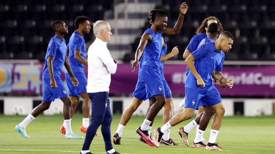 Kylian Mbappe dari Prancis mengoper bola saat Matteo Guendouzi bereaksi selama Sesi Latihan Prancis di Al Sadd SC pada 13 Desember 2022 di Doha, Qatar. (Mohamed Farag/Getty Images)
