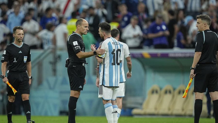 Lionel Messi dari Argentina, kiri, berdebat dengan wasit Mateu Lahoz selama pertandingan sepak bola perempat final Piala Dunia antara Belanda dan Argentina, di Stadion Lusail di Lusail, Qatar,. AP/Hassan Ammar)