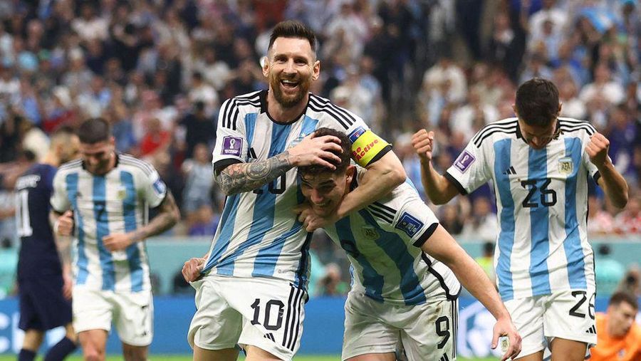 Lionel Messi merayakan gol bersama Alvarez