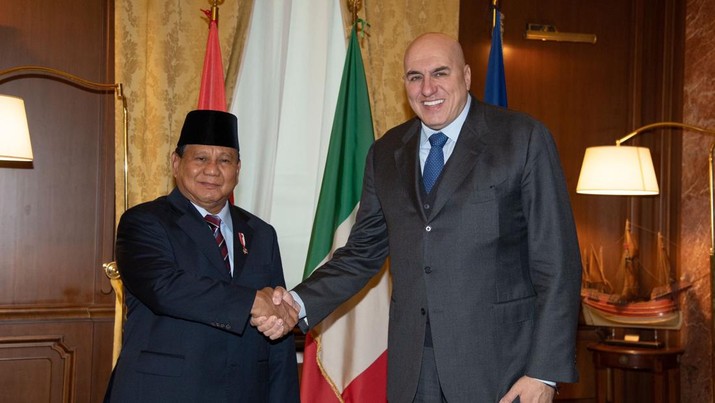 Menteri Pertahanan Republik Indonesia Prabowo Subianto menemui Menteri Pertahanan Republik Italia Guido Crosetto di Roma, Italia, Selasa (13/12/2022) pagi waktu Italia. Menteri Pertahanan Republik Indonesia Prabowo Subianto menemui Menteri Pertahanan Republik Italia Guido Crosetto di Roma, Italia, Selasa (13/12/2022) pagi waktu Italia.