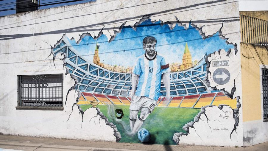 Helikopter membawa t-shirt raksasa penyerang Argentina Lionel Messi di atas Rosario, Argentina, pada 13 Desember 2022, sebelum pertandingan sepak bola semifinal Piala Dunia Qatar 2022 antara Argentina dan Kroasia. (AFP via Getty Images/STR)