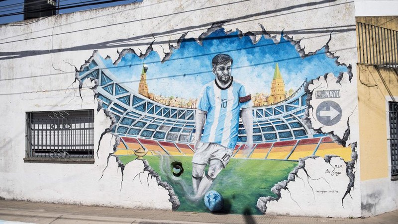 Helikopter membawa t-shirt raksasa penyerang Argentina Lionel Messi di atas Rosario, Argentina, pada 13 Desember 2022, sebelum pertandingan sepak bola semifinal Piala Dunia Qatar 2022 antara Argentina dan Kroasia. (AFP via Getty Images/STR)