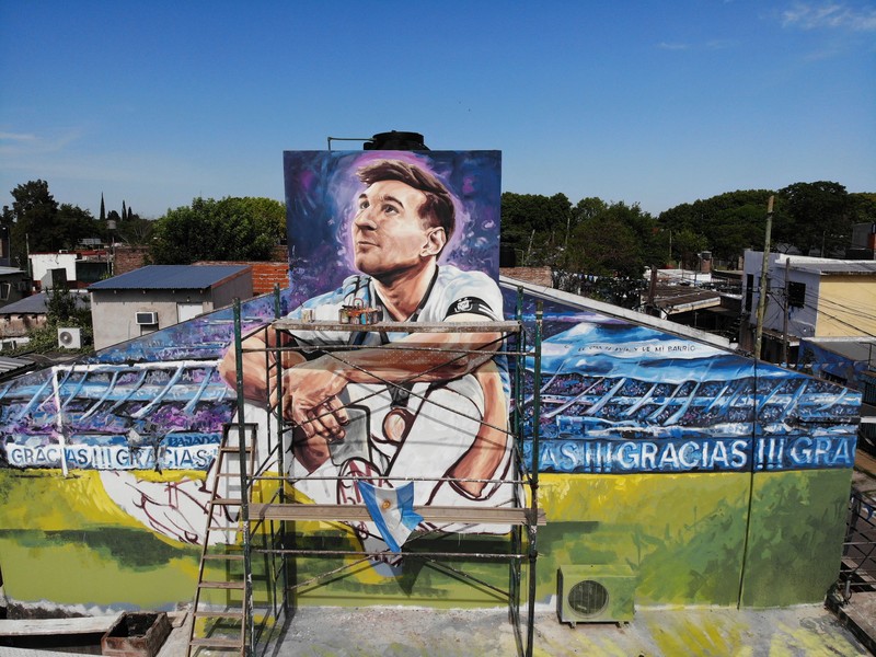 Helikopter membawa t-shirt raksasa penyerang Argentina Lionel Messi di atas Rosario, Argentina, pada 13 Desember 2022, sebelum pertandingan sepak bola semifinal Piala Dunia Qatar 2022 antara Argentina dan Kroasia. (AFP via Getty Images/STR)