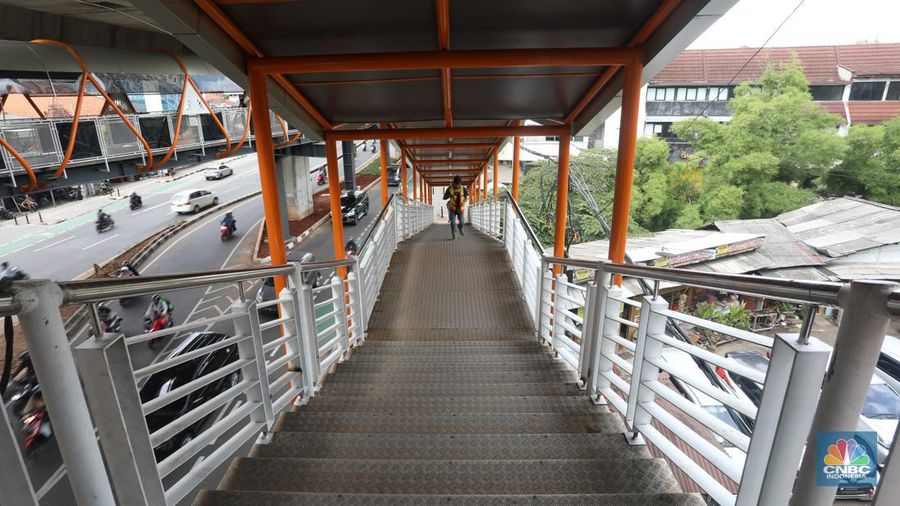 Pekerja menyelesaikan pengerjaan skywalk di kawasan Halte Velbak, Kebayoran Lama, Jakarta Selatan, Rabu (14/12/2022). Nantinya Skywalk ini dapat menghubungkan bus transjakarta koridor delapan (Lebak Bulus -Harmoni) dan koridor 13 (Ciledug-Tendean) de