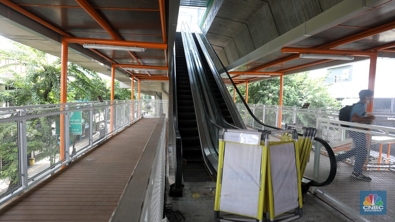 Pekerja menyelesaikan pengerjaan skywalk di kawasan Halte Velbak, Kebayoran Lama, Jakarta Selatan, Rabu (14/12/2022). Pekerja menyelesaikan pengerjaan skywalk di kawasan Halte Velbak, Kebayoran Lama, Jakarta Selatan, Rabu (14/12/2022). Nantinya Skywalk ini dapat menghubungkan bus transjakarta koridor delapan (Lebak Bulus -Harmoni) dan koridor 13 (Ciledug-Tendean) dengan KRL Jabodetabek. (CNBC Indonesia/Andrean Kristianto)