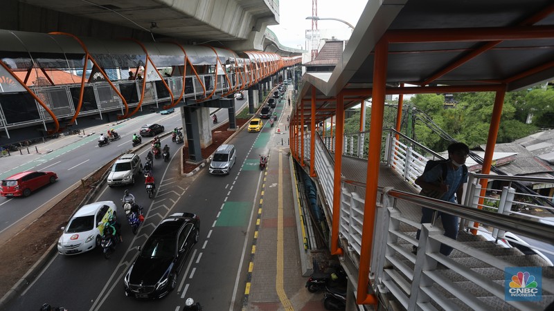 Pekerja menyelesaikan pengerjaan skywalk di kawasan Halte Velbak, Kebayoran Lama, Jakarta Selatan, Rabu (14/12/2022). Pekerja menyelesaikan pengerjaan skywalk di kawasan Halte Velbak, Kebayoran Lama, Jakarta Selatan, Rabu (14/12/2022). Nantinya Skywalk ini dapat menghubungkan bus transjakarta koridor delapan (Lebak Bulus -Harmoni) dan koridor 13 (Ciledug-Tendean) dengan KRL Jabodetabek. (CNBC Indonesia/Andrean Kristianto)