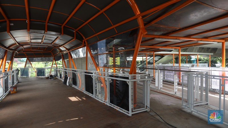 Pekerja menyelesaikan pengerjaan skywalk di kawasan Halte Velbak, Kebayoran Lama, Jakarta Selatan, Rabu (14/12/2022). Nantinya Skywalk ini dapat menghubungkan bus transjakarta koridor delapan (Lebak Bulus -Harmoni) dan koridor 13 (Ciledug-Tendean) dengan KRL Jabodetabek. (CNBC Indonesia/Andrean Kristianto)