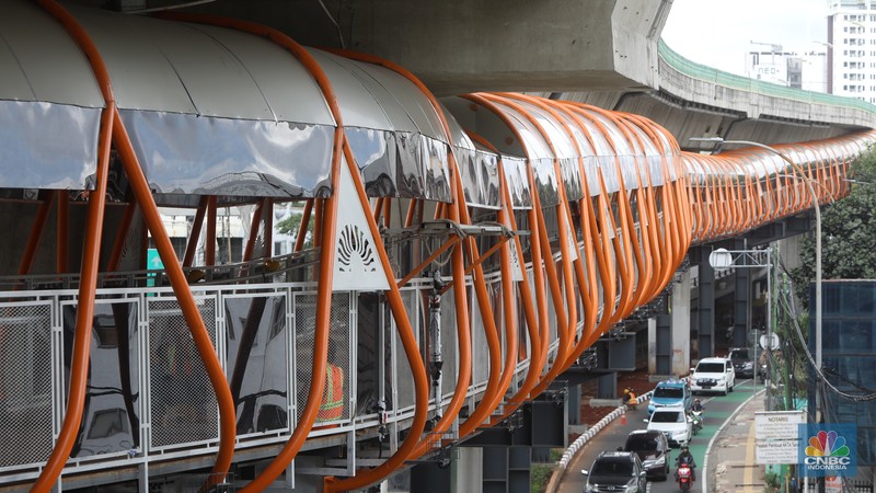 Pekerja menyelesaikan pengerjaan skywalk di kawasan Halte Velbak, Kebayoran Lama, Jakarta Selatan, Rabu (14/12/2022). Pekerja menyelesaikan pengerjaan skywalk di kawasan Halte Velbak, Kebayoran Lama, Jakarta Selatan, Rabu (14/12/2022). Nantinya Skywalk ini dapat menghubungkan bus transjakarta koridor delapan (Lebak Bulus -Harmoni) dan koridor 13 (Ciledug-Tendean) dengan KRL Jabodetabek. (CNBC Indonesia/Andrean Kristianto)