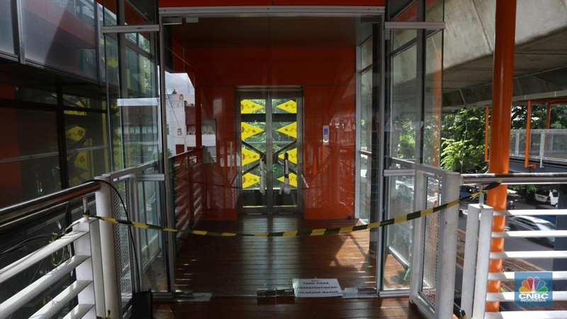 Pekerja menyelesaikan pengerjaan skywalk di kawasan Halte Velbak, Kebayoran Lama, Jakarta Selatan, Rabu (14/12/2022). Nantinya Skywalk ini dapat menghubungkan bus transjakarta koridor delapan (Lebak Bulus -Harmoni) dan koridor 13 (Ciledug-Tendean) dengan KRL Jabodetabek. (CNBC Indonesia/Andrean Kristianto)