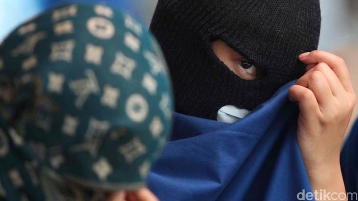 3 Bocah Terekam CCTV Bobol 5 Toko HP di Mal Padang