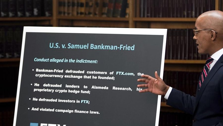 Sam Bankman-Fried, yang mendirikan dan memimpin FTX sampai krisis likuiditas memaksa pertukaran cryptocurrency untuk menyatakan kebangkrutan, dikawal keluar dari gedung Pengadilan Magistrate setelah penangkapannya, di Nassau, Bahamas 13 Desember 2022. (REUTERS/DANTE CARRER)