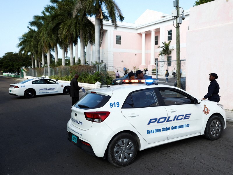 Sam Bankman-Fried, yang mendirikan dan memimpin FTX sampai krisis likuiditas memaksa pertukaran cryptocurrency untuk menyatakan kebangkrutan, dikawal keluar dari gedung Pengadilan Magistrate setelah penangkapannya, di Nassau, Bahamas 13 Desember 2022. (REUTERS/DANTE CARRER)