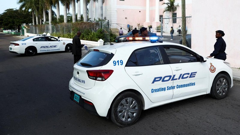 Sam Bankman-Fried, yang mendirikan dan memimpin FTX sampai krisis likuiditas memaksa pertukaran cryptocurrency untuk menyatakan kebangkrutan, dikawal keluar dari gedung Pengadilan Magistrate setelah penangkapannya, di Nassau, Bahamas 13 Desember 2022. (REUTERS/DANTE CARRER)