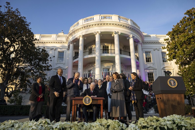 Presiden AS Joe Biden menandatangani Undang-Undang Penghormatan terhadap Perkawinan pada Hukum Selatan Gedung Putih di Washington, DC pada 13 Desember 2022. (AFP via Getty Images/BRENDAN SMIALOWSKI)