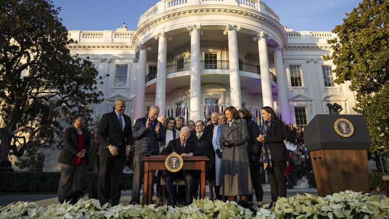 Presiden AS Joe Biden menandatangani Undang-Undang Penghormatan terhadap Perkawinan pada Hukum Selatan Gedung Putih di Washington, DC pada 13 Desember 2022. (AFP via Getty Images/BRENDAN SMIALOWSKI)